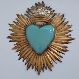 Sagrado Coração Artesanal em Cor de Menta com Halo Dourado e Chama Dourada/Prata, Coração Milagro de Arte Popular, Decoração de Parede Exclusiva, Dia dos Namorados