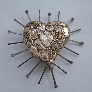 Exvoto del Sagrado Corazón: Corazón de Madera Milagros de Plata con Clavos, Decoración de Pared, San Valentín imagen 2