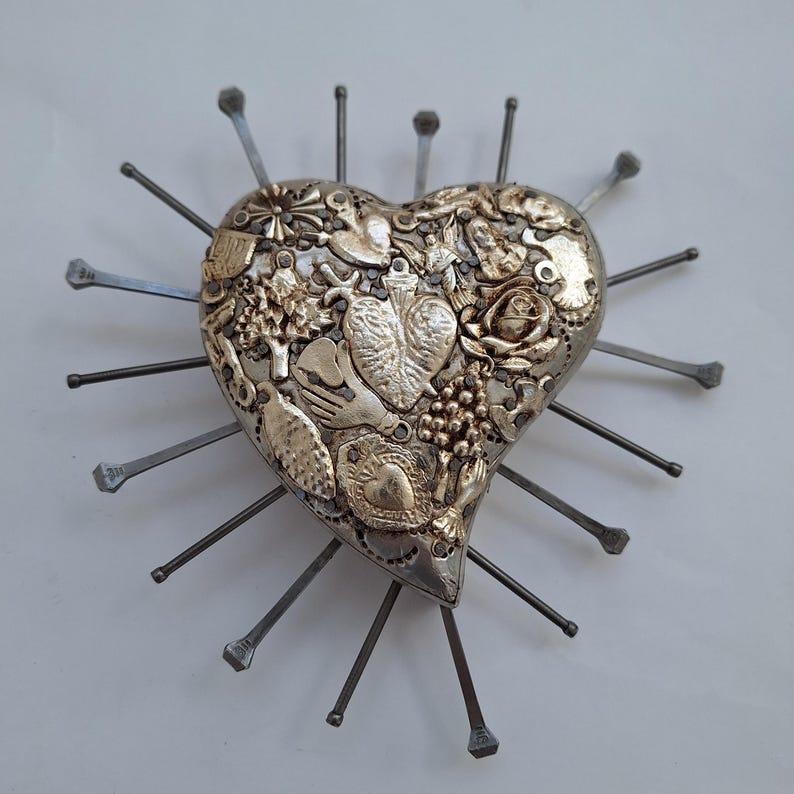 Exvoto del Sagrado Corazón: Corazón de Madera Milagros de Plata con Clavos, Decoración de Pared, San Valentín imagen 2