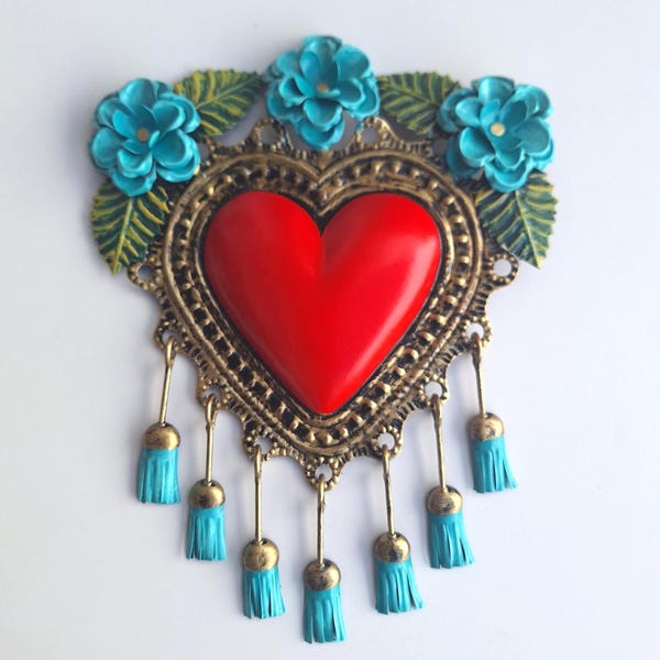 Adorno artesanal de corazón rojo con borlas turquesas y rosas