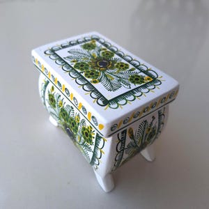 Olinala Lacquered Wood Box: Hand-Painted Mexican Folk Art