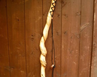 Cajado espiritual. Feito à mão em madeira de faia naturalmente torcida e rachada com talismã rúnico.