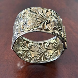 ヴィンテージの打ち出し花モチーフブレスレット、ゴールドウォッシュ、華やかなビクトリア朝リバイバル、幅広ミッドセンチュリークランパーバングル、7インチ