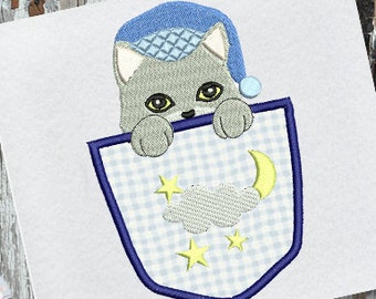 Illustrazione ricamata per tasca con gattino in pigiama