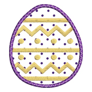 Puede incluir: Diseño de huevo de Pascua bordado con fondo blanco, con zigzags dorados, rayas horizontales y lunares morados. El huevo está delineado con una puntada en zigzag morada.