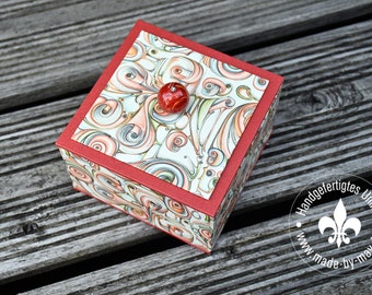 Schachtel mit dekorativer Perle