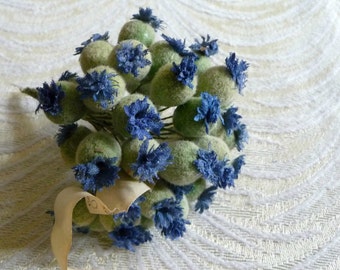 SALE Vintage Kornblumenknospen 36 mittelblaue Blumen NOS aus Deutschland Beflockte gesponnene Baumwolle für Boutonnieres Hüte Anstecknadeln 1FV0015B