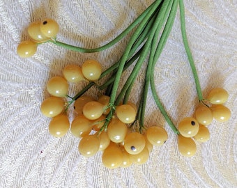 Fruits de chapellerie vintage baies jaunes sur tiges pendantes NOS Allemagne, bouquet pour chapeaux bibis Artisanat d'art modifié