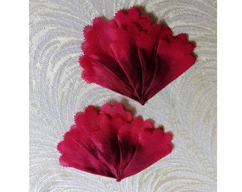 Deux plumes de soie vintage Rich Red Ombre Faux Feather Millinery Décorations NOS Allemagne pour robes Costumes Chapeaux Fascinators Altered Art