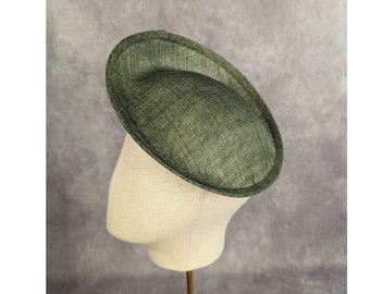 Soucoupe boule verte mousse de 9,5 po. Bibi, base de chapeau olive, paille de Sinamay profilée, fourniture de chapellerie à faire soi-même, forme ronde, non prête à porter