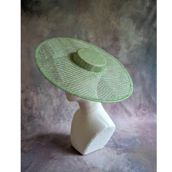 17,25 po. Base de chapeau de roue vert clair en paille de Sinamay tissée large, forme Hatinator pour le bricolage de chapellerie, forme ronde, non prêt à porter