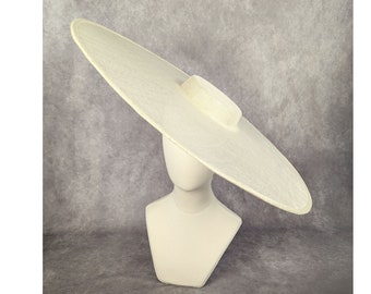 23,5 "Extra große Elfenbein-Hut-Basis Sinamay Stroh Hut mit breiter Krempe für DIY Derby Hut Hutmacher Versorgung runde Form nicht bereit zu tragen