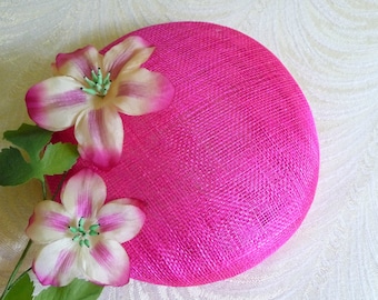 Bas de bibi rose vif Sinamay Smartie Pilulier fuchsia style bouton pour chapeaux chapellerie DIY