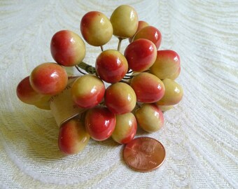 VENTE vintage cerises 24 décoration fruits bouquet de NOS Allemagne rouge jaune mûrissement baies coton filé pour chapeaux artisanat garniture F9