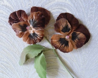 Vintage NOS Samt Stiefmütterchen Große Braune Seidenblumen Europäisches Handgemachtes Bündel von 2 für Hüte, Handwerk, Kostüme