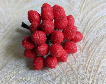 VENTE 24 vintage fraises rouge vif chapellerie fruits décoration bouquet NOS baies filé coton pour chapeaux artisanat garniture de corsage F16B