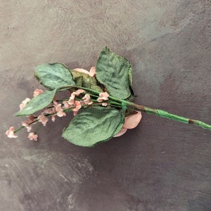 Samtrosen mit Blättern und Vergissmeinnicht in Lachsrosa für Hochzeiten Hüte Anstecknadeln 3FN0074OR Bild 4