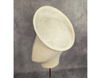 Base de chapeau bibi en forme de soucoupe ivoire de 9,5 po. Paille de Sinamay profilée pour la fourniture de chapellerie à faire soi-même, forme ronde, non prête à porter