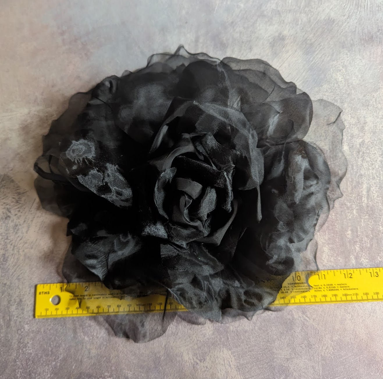 シルクオーガンジーの花びらとベルベットの薔薇帽子