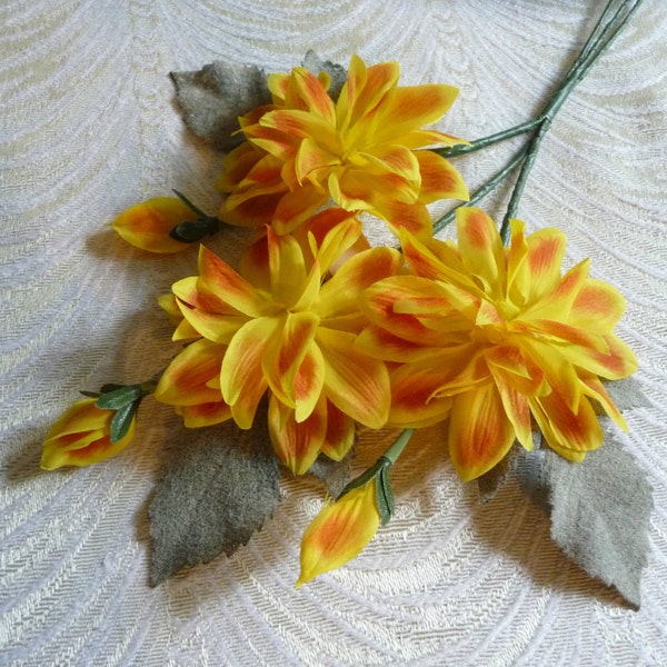 Fiori di seta vintage Giallo Oro Rosso Dahlias NOS Mazzo di 3 colore autunnale con foglie di gemme per cappelli Corone di capelli Artigianato 4FV0185RGO