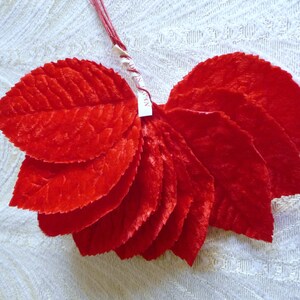Hojas de terciopelo vintage rojas para sombrerería NOS, ramo de 12 grandes para ramilletes, manualidades, sombreros, álbumes de recortes NOS