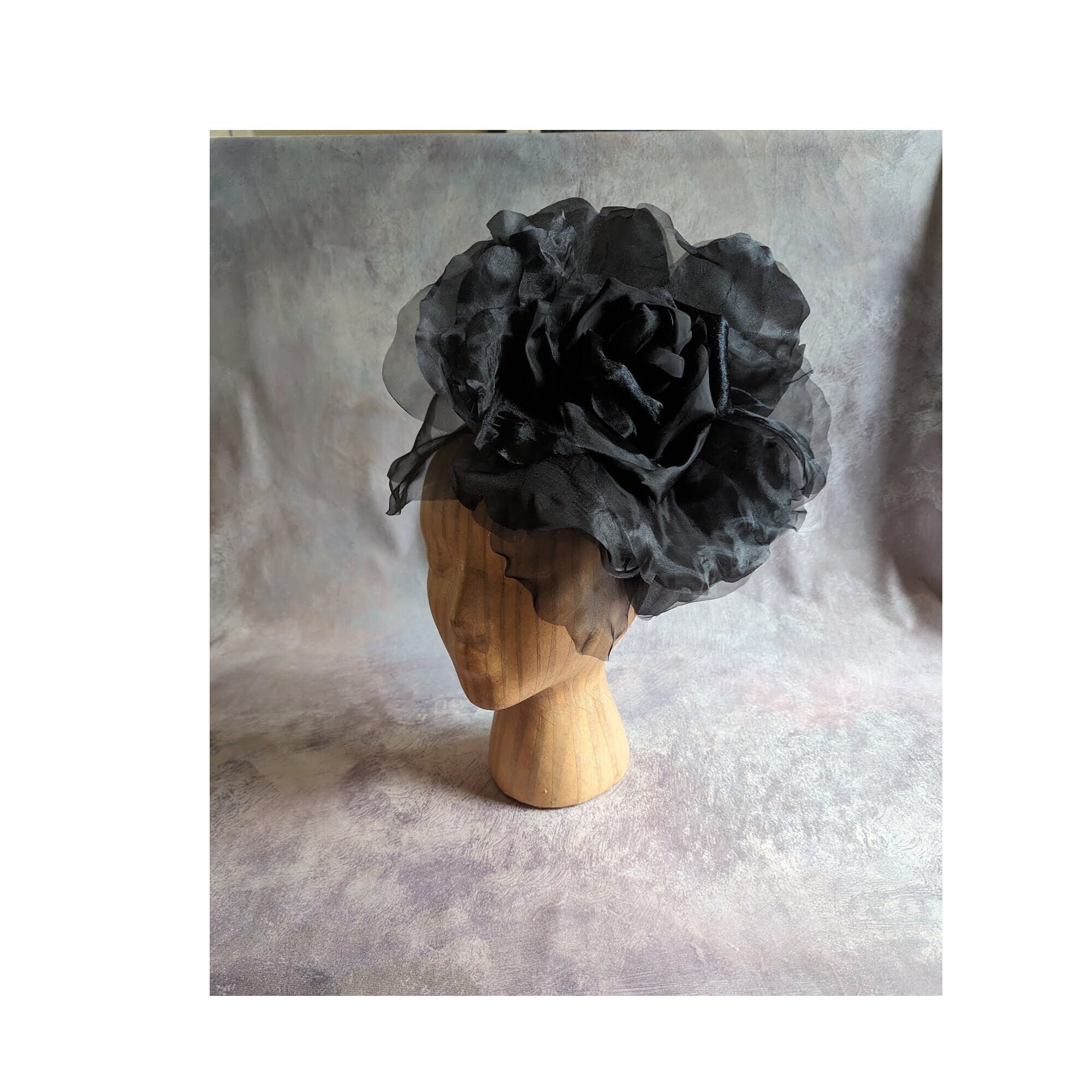 シルクオーガンジーの花びらとベルベットの薔薇帽子