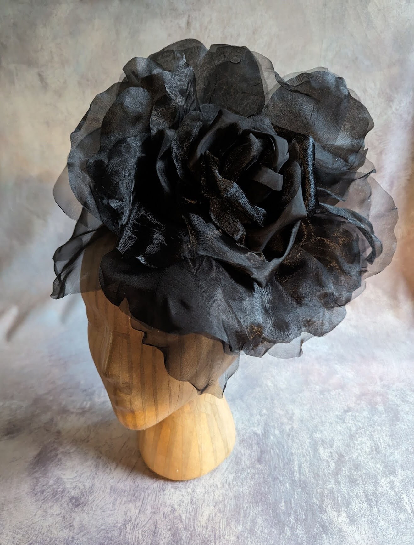 シルクオーガンジーの花びらとベルベットの薔薇帽子