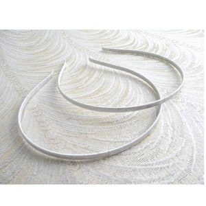 2 つの白いサテンリボンで包まれた 5 mm の空白の金属ヘッドバンド。ファシネーター ハット DIY ヘア アクセサリー用。