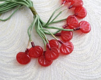 Fruits de chapellerie vintage petits fruits rouges une douzaine de tiges pendantes NOS Allemagne bouquet pour chapeaux bibis Artisanat d'art modifié