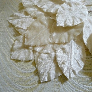 Vintage Large Velvet Leaves Creamy Off White Ivory Spray of 18 NOS for Weddings Bridal Veil Floral Arrangements Hats 7LV0018I