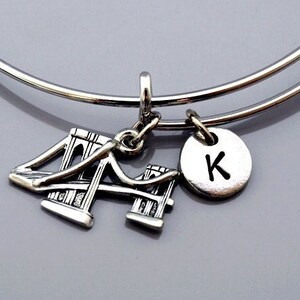 Die Brooklyn Bridge Armreif, Brooklyn Bridge Bettelarmband, New York Bridge Armband, New York Thema, erweiterbarer Armreif, Initial Armband