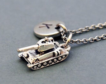 Halsband med arméstridsvagn, 3D-stridsvagn, militärstridsvagn, initialhalsband, handstämplat initial, personligt, antikt silver, monogram