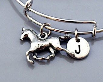 馬のバングル、馬のブレスレット、シルバーの馬のブレスレット、拡張可能なバングル、パーソナライズされたブレスレット、チャームバングル、モノグラム、イニシャルブレスレット