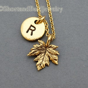 Kleine Ahornblatt Charme Halskette, Gold Ahornblatt, Ahornbaum, antikes Gold, erste Halskette, erste Hand gestempelt, personalisiert, Monogramm