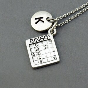 Collar con dije de bingo, tarjeta de bingo, amuleto de buena suerte, collar con inicial, inicial estampada a mano, personalizado, plata antigua, monograma