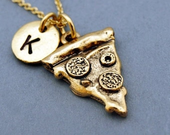 Pizzahalsband, pizzabitberlock, pepperonipizza, matberlock, antikguld, initialhalsband, handstämplat initial, personligt, monogram