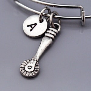 Pizza cutter bangle, pizza wheel bracelet, Pizza lover, kitchen utensil, Expandable bangle, Charm bangle, Initial bracelet