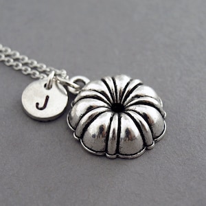 Bundt pan Necklace, bundt cake necklace, Bundt bread, Gugelhupf, Bundt baking pan, Baking pan necklace, initial necklace, monogram