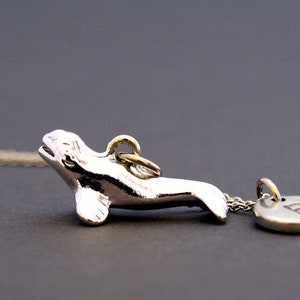 Beluga-Wal-Halskette, Beluga-Wal-Charme, Weißer Wal, ursprüngliche Halskette, erste Hand gestempelt, personalisiert, antikes Silber, Monogramm