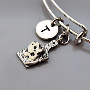Käsebrett Charm Armreif, Käse Charm Armband, erweiterbarer Armreif, personalisiertes Armband, Charm Armreif, Monogramm, Initial Armband