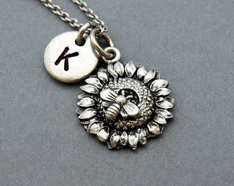 Halsband med bi på solros, bi, solroshalsband, initialhalsband, handstämplat initial, personligt, antikt silver, monogram