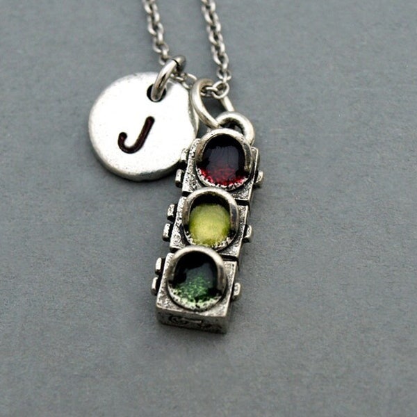 Collier à breloques feux tricolores, feux tricolores, initiales du collier, initiales estampées à la main, personnalisées, argent antique, monogramme