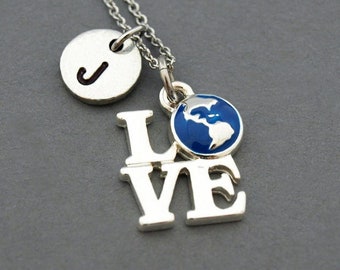 Amo la Tierra, collar con la Tierra azul, corazón de la Tierra, globo terráqueo, collar con inicial, inicial estampada a mano, personalizado, plata antigua, monograma