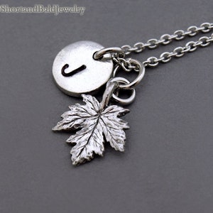 Kleine Ahornblatt Charm Halskette, Silber Ahornblatt, Ahorn Baum, Initiale Halskette, Initiale Hand gestempelt, personalisiert, Monogramm