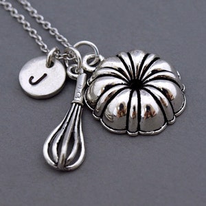Bundt pan Necklace, bundt cake necklace, Bundt bread, Gugelhupf, Bundt baking pan, Baking pan necklace, Whisk charm necklace, monogram