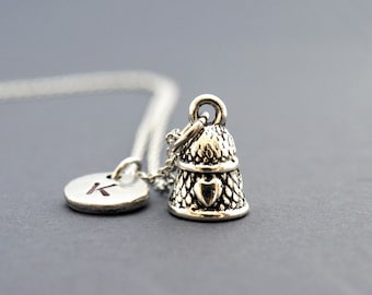 Collier dé à coudre, breloque dé à coudre, collier initial, estampé à la main, personnalisé, argent antique, monogramme