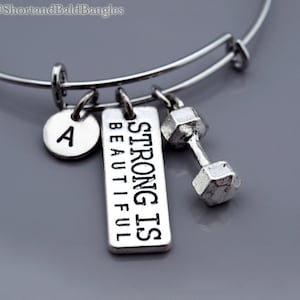 La fuerza es hermosa, brazalete con mancuernas, pulsera con mancuernas, levantamiento de pesas, ejercicio, fitness, dije con mancuernas, monograma, pulsera con inicial