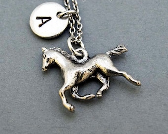 Collar de caballo corriendo, collar de caballo, dije de caballo, collar con inicial, inicial estampada a mano, personalizado, plata antigua, monograma