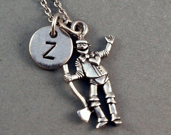 Collar de Hombre de Hojalata, hombre de hojalata, Mago de Oz, Leñador de Hojalata, collar con inicial, inicial estampada a mano, personalizado, plata antigua, monograma