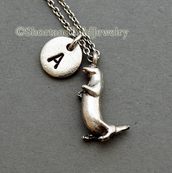 Otter Charm Halskette, Seeotter, Initial Halskette, erste Hand gestempelt, personalisiert, Antik Silber, Monogramm